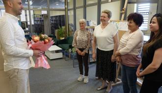 Od lewej Zastępca Burmistrza Drzewicy Dominik Niemirski oraz dyrekcja i pracownicy Miejskiej Biblioteki Publicznej w Drzewicy
