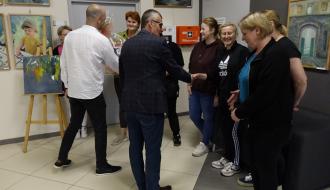 Pracownicy oraz dyrekcja RCK przyjmujący podziękowania oraz życzenia od władz samorządowych Gminy Drzewica. Burmistrz wraz z Zastępca ściskają dłonie pracowników RCK