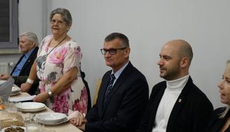 Na spotkaniu z okazji Dnia Seniora od lewej: Przewodnicząca KEiR w Drzewicy Jadwiga Gapys, Burmistrz Drzewicy Janusz Reszlewski oraz Zastępca Burmistrza Drzewicy Dominik Niemirski