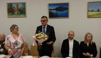Burmistrz Drzewicy Janusz Reszelewski składa życzenia, podziękowania oraz gratulacje na ręce przewodniczącej KEiR