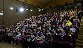 Publiczność zgromadzona na widowni podczas projekcji filmu