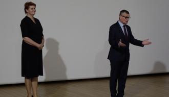 Na scenie w sali widowiskowej RCK stoją (od lewej): Dyrektor Regionalnego Centrum Kultury w Drzewicy Alina Szymańska oraz Burmistrz Drzewicy Janusz Reszelewski