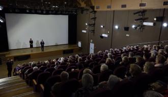 Na pierwszym planie publiczność podczas projekcji filmu  a w tle na scenie w sali widowiskowej RCK stoją (od lewej): Dyrektor Regionalnego Centrum Kultury w Drzewicy Alina Szymańska oraz Burmistrz Drzewicy Janusz Reszelewski