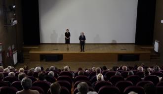 Na pierwszym planie publiczność podczas projekcji filmu  a w tle na scenie w sali widowiskowej RCK stoją (od lewej): Dyrektor Regionalnego Centrum Kultury w Drzewicy Alina Szymańska oraz Burmistrz Drzewicy Janusz Reszelewski