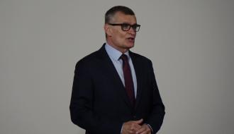 Burmistrz Drzewicy Janusz Reszelewski w sali widowiskowej RCK w Drzewicy