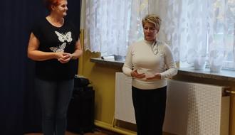 Inauguracja zajęć, na tle zasłony i firanki stoją (od lewej): Instruktor Alina Szymańska oraz Dyrektor MGOPS w Drzewicy Marta Woźniak