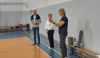 Inauguracja zajęć, na tle szarej ściany stoją (od lewej): Zastępca Burmistrza Drzewicy Dominik Niemirski, Dyrektor MGOPS w Drzewicy Marta Woźniak oraz instruktor zajęć Maria Smolarska
