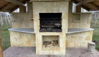 Murowany grill ogrodowy