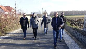 Uczestnicy odbioru na wyremontowanej drodze gminnej w Trzebinie