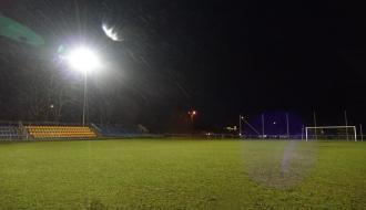 oświetlony stadion miejski nocą