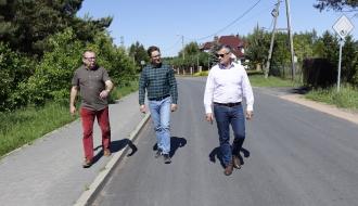 Uczestnicy odbioru na drodze gminnej w Drzewicy – ul. Szkolna