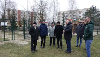 Uczestnicy rekonesansu inwestycyjnego w parku na Osiedlu Bolesława Chrobrego