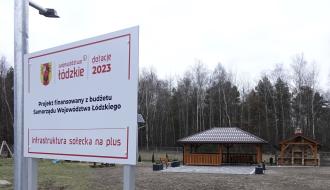 Tablica informacyjna przed nowym obiektem rekreacyjnym w Trzebinie