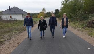  Przegląd nowo wybudowanej drogi robią uczestnicy odbioru – od lewej: Jacek Pecyna z Urzędu Miejskiego w Drzewicy, radna Rady Miejskiej w Drzewicy Barbara Olczykowska, Burmistrz Drzewicy Janusz Reszelewski i sołtys Radzic Małych Bogumiła Pomykała.