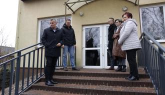 W odbiorze remontu wzięli udział: Burmistrz Drzewicy Janusz Reszelewski wraz z pracownikami Urzędu Miejskiego, radny Rady Miejskiej w Drzewicy Krzysztof Walczyk, sołtys Strzyżowa i jednocześnie przewodnicząca miejscowego KGW Dorota Kasicka oraz przedstawicielka wykonawcy