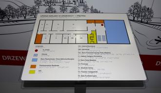 Plan tyflograficzny w holu na pierwszym piętrze budynku Urzędu Miejskiego w Drzewicy