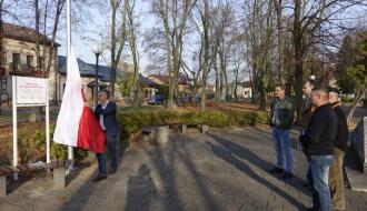 Burmistrz Drzewicy Janusz Reszelewski, Zastępca Burmistrza Drzewicy Dominik Niemirski, przedstawiciel Referatu Gospodarki Komunalnej, Budownictwa i Inwestycji UM w Drzewicy Jacek Pecyna oraz przedstawiciel firmy wykonawczej podczas odbioru masztu flagowego na pl. Wolności w Drzewicy