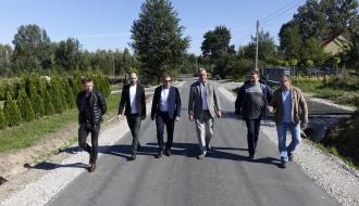 Uczestnicy odbioru na wyremontowanej drodze