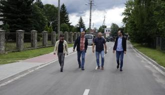 Zastępca Burmistrza Drzewicy Dominik Niemirski, Kierownik Referatu Gospodarki Komunalnej, Budownictwa i Inwestycji Jarosław Bomba oraz przedstawiciele wykonawcy i nadzoru inwestorskiego na ul. Szkolnej