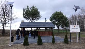 Widok ogólny na teren rekreacyjny z altaną w Krzczonowie