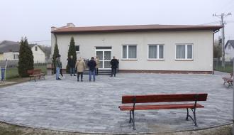 Utwardzony plac za świetlicą w Dąbrówce