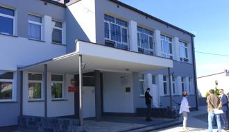  Uczestnicy odbioru przy budynku SP w Domasznie