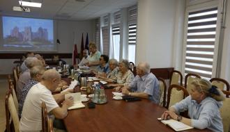 Radni Miejskiej Rady Seniorów w Drzewicy zgromadzeni w sali konferencyjnej Urzędu Miejskiego w Drzewicy podczas komisji wspólnej wraz z Zastępcą Burmistrza Drzewicy Dominikiem Niemirskim