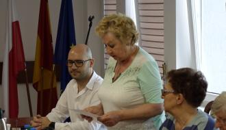 Na zdjęciu od lewej Zastępca Burmistrza Drzewicy Dominik Niemirski oraz Przewodnicząca Rady Miejskiej Seniorów w Drzewicy Barbara Oliwa oraz Radna Rady Miejskiej w Drzewicy Zdzisława Majchrowska