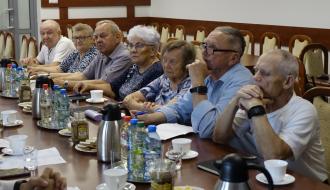 Radni Miejskiej Rady Seniorów w Drzewicy zgromadzeni w sali konferencyjnej Urzędu Miejskiego w Drzewicy podczas komisji wspólnej