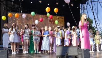 Na scenie kilkudziesięcioosobowa grupa młodych artystów z RCK, trzymających balony. Na przedzie po prawej wokalistka Oliwia Bąba.