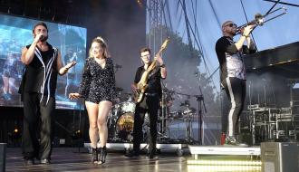 Na scenie grupa Stage Fever – dwoje wokalistów i dwóch instrumentalistów – basista i puzonista.