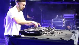 Na scenie za konsoletą DJ Leon Myszkowski