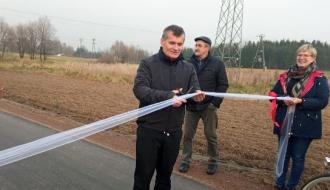 Wstęgę przecina Burmistrz Drzewicy Janusz Reszelewski