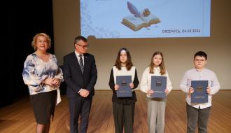 „Drzewiccy Mistrzowie Ortografii” w kategorii klas IV-V z Burmistrzem Drzewicy Januszem Reszelewskim oraz Dyrektorem Delegatury Kuratorium Oświaty w Piotrkowie Tryb. Katarzyną Glicner-Woźny.