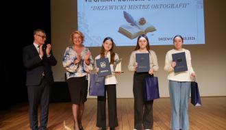 „Drzewiccy Mistrzowie Ortografii” w kategorii klas VI-VII z Burmistrzem Drzewicy Januszem Reszelewskim oraz Dyrektorem Delegatury Kuratorium Oświaty w Piotrkowie Tryb. Katarzyną Glicner-Woźny