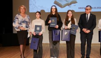 „Drzewiccy Mistrzowie Ortografii” w kategorii klas VIII z Burmistrzem Drzewicy Januszem Reszelewskim oraz Dyrektorem Delegatury Kuratorium Oświaty w Piotrkowie Tryb. Katarzyną Glicner-Woźny