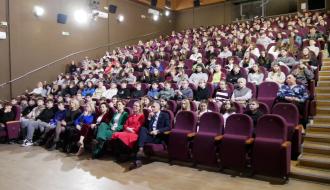 Wypełniona po brzegi sala widowiskowa RCK w Drzewicy