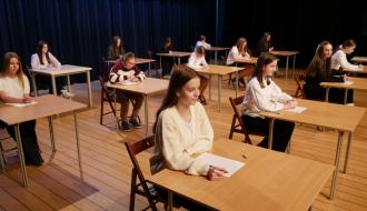 Dyktando na scenie sali widowiskowej RCK piszą uczniowie klas VI-VII