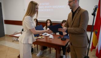 Podziękowania z rąk Zastępcy Burmistrza Drzewicy, za realizację grantu odbiera uczennica Zespołu Szkół Powiatowych w Drzewicy. 