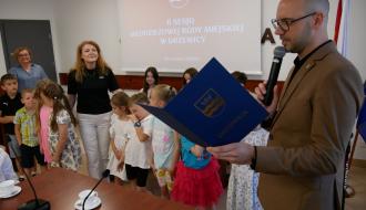 Podziękowania z rąk Zastępcy Burmistrza Drzewicy, za realizację grantu odbierają dzieci ze Szkoły Podstawowej w Drzewicy. 