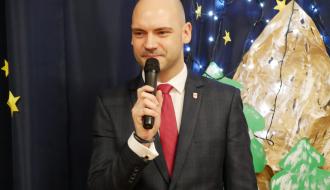 Głos zabiera Zastępca Burmistrza Drzewicy Dominik Niemirski. Obok uczniowie, którzy grali w jasełkach