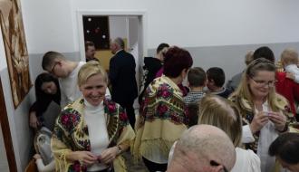 Mieszkańcy Krzczonowa łamią się opłatkiem