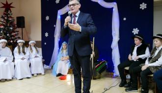 Głos zabiera Burmistrz Drzewicy Janusz Reszelewski. Obok uczniowie, którzy grali w jasełkach