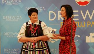 Przewodnicząca Rady Miejskiej w Drzewicy Dorota Wiktorowicz oraz Przewodnicząca Miejsko-Gminnego Zarządu Kół Gospodyń Renata Kałużna wręczają upominki w ramach podziękowań za współpracę kół gospodyń z samorządem Gminy Drzewica