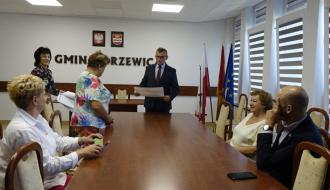 Spotkanie z autorem i realizatorem grantu w sali konferencyjnej urzędu miejskiego w Drzewicy w celu podpisania umowy na realizację zadania w ramach inicjatywy „Aktywni Seniorzy”