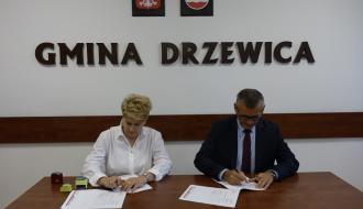 Umowę podpisują Dyrektor MGOPS w Drzewicy Marta Woźniak i Burmistrz Drzewicy Janusz Reszelewski