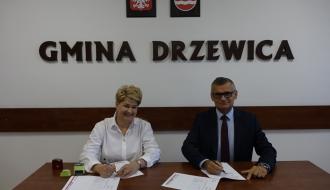 Umowę podpisują Dyrektor MGOPS w Drzewicy Marta Woźniak i Burmistrz Drzewicy Janusz Reszelewski