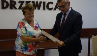 Promesę odbiera autorka zadania Irena Kwiecień