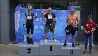 Podium w kategorii wiekowej 18 +. W tle błękitna ścianka promocyjna Gminy Drzewica. Od lewej Dorota Chałubińska, Krzysztof Jesionek, Andrzej Kornata oraz Zastępca Burmistrza Drzewicy Dominik Niemirski