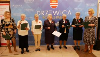 Na scenie prezentuje się Dzienny Dom Senior + w Drzewicy